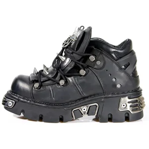Sneakers Noires Massives avec Détails Métalliques – Style Cyber Goth