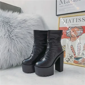 Bottes gothiques femme à talon